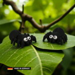 schwarze kabbelspinne mit wackel beinen, dekoration mehrfarbig