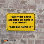 schild: wie viele leute arbeiten bei euch in der firma?