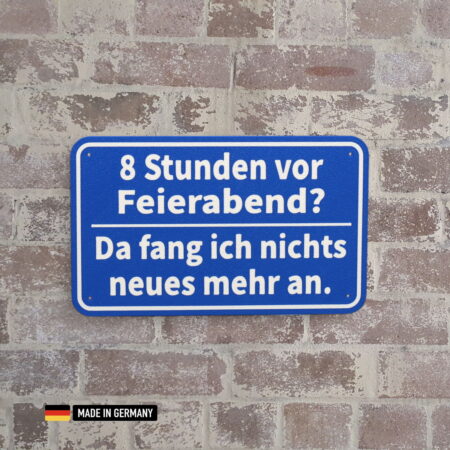 schild: 8 stunden vor feierabend