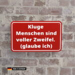 schild: kluge menschen sind voller zweifel (glaube ich)