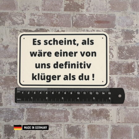 schild: es scheint, als wäre einer von uns definitiv klüger als du!