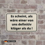schild: es scheint, als wäre einer von uns definitiv klüger als du!