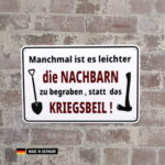 schild: manchmal ist es leichter die nachbarn zu begraben, statt das kriegsbeil!