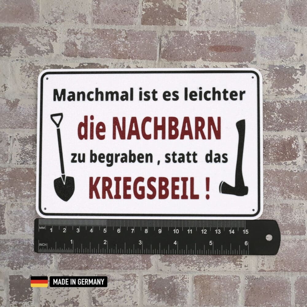 schild: manchmal ist es leichter die nachbarn zu begraben, statt das kriegsbeil!