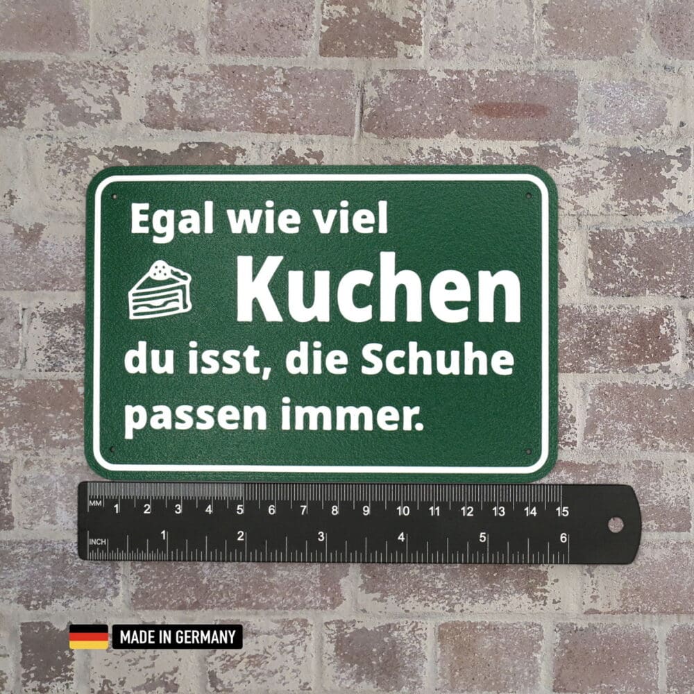 schild: egal wie viel kuchen du isst, die schuhe passen immer
