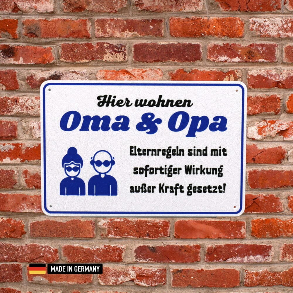 schild: hier wohnen oma & opa elternregeln sind mit sofortiger wirkung außer kraft gesetzt!