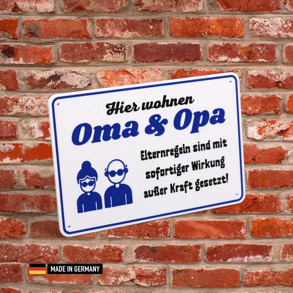 schild: hier wohnen oma & opa elternregeln sind mit sofortiger wirkung außer kraft gesetzt!