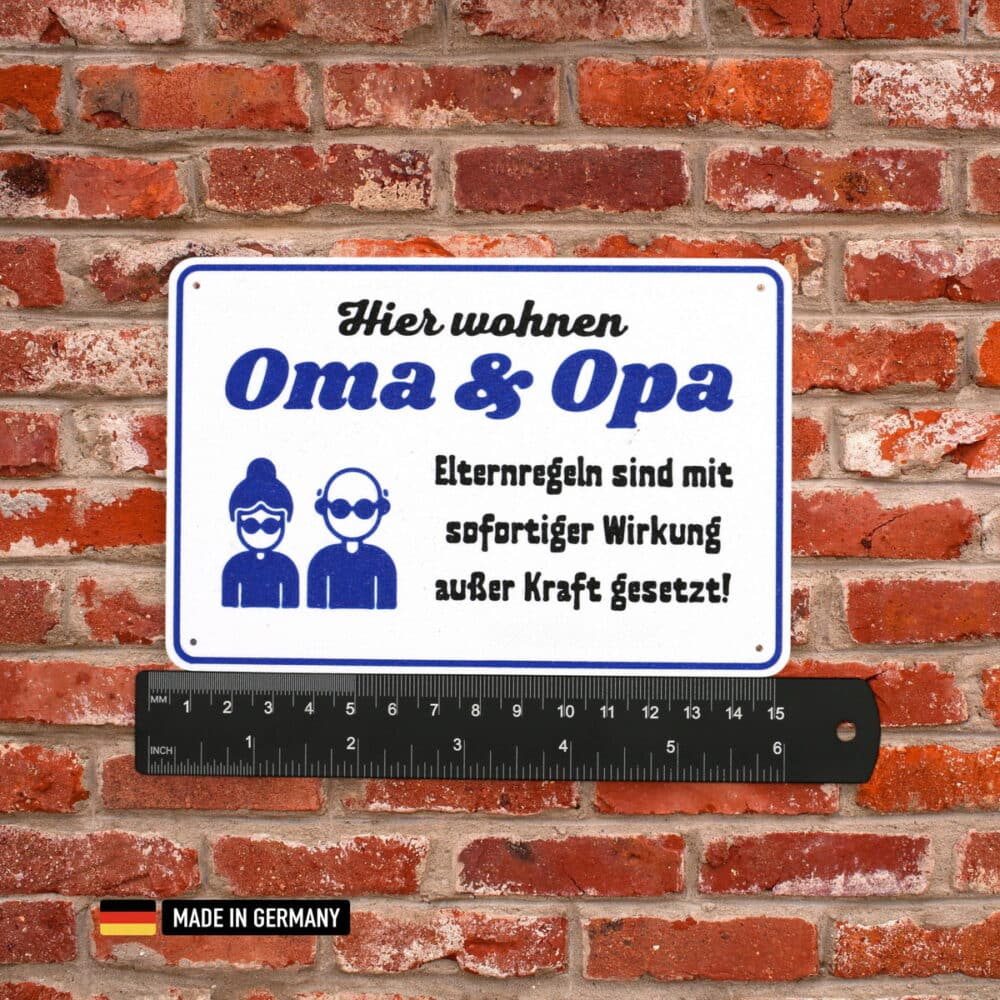 schild: hier wohnen oma & opa elternregeln sind mit sofortiger wirkung außer kraft gesetzt!