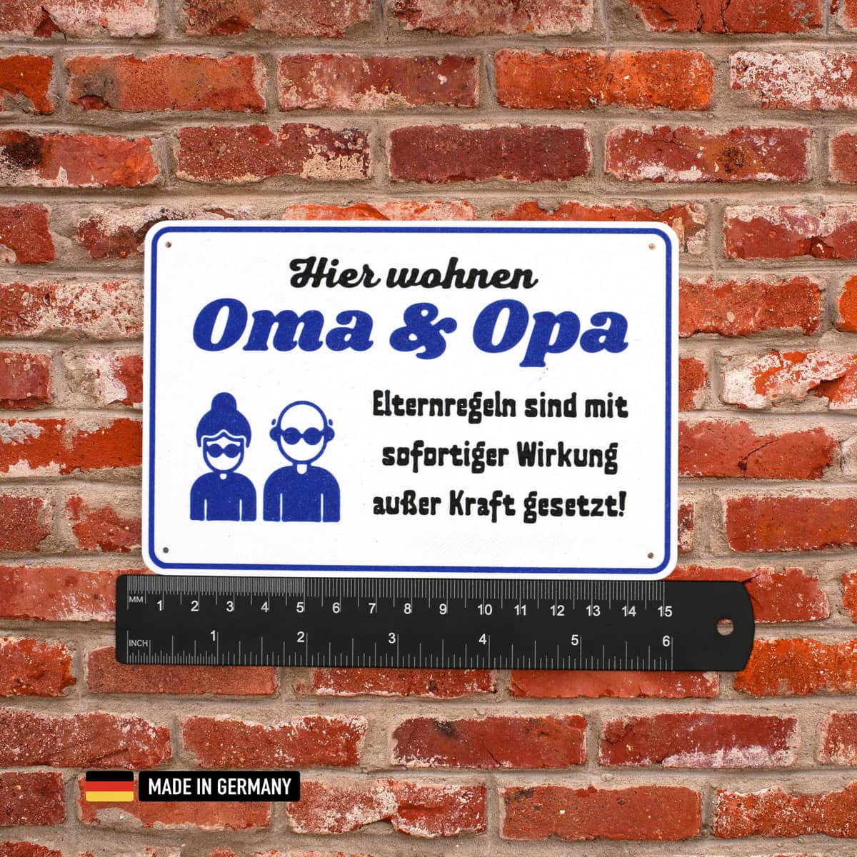 schild: hier wohnen oma & opa elternregeln sind mit sofortiger wirkung außer kraft gesetzt!