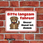 schild: bitte langsam fahren unser hund ist dumm