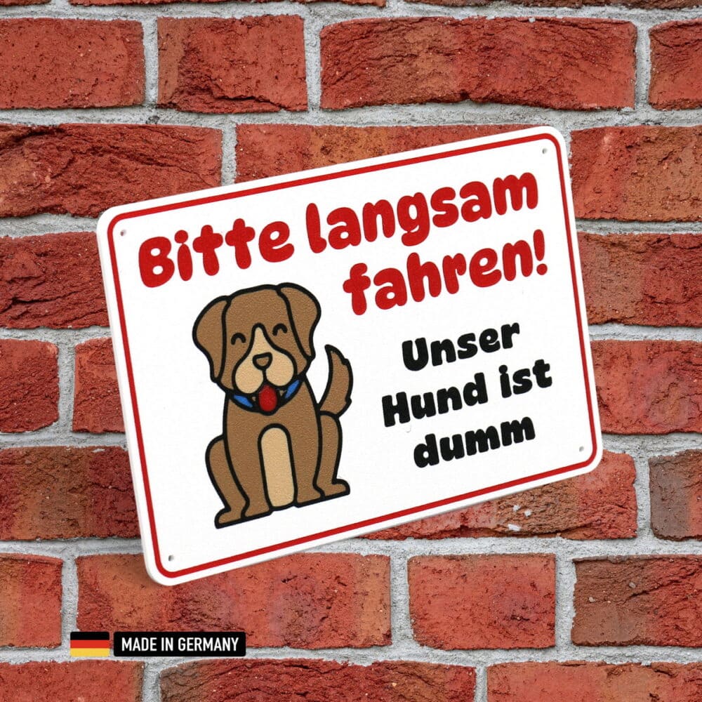 schild: bitte langsam fahren unser hund ist dumm
