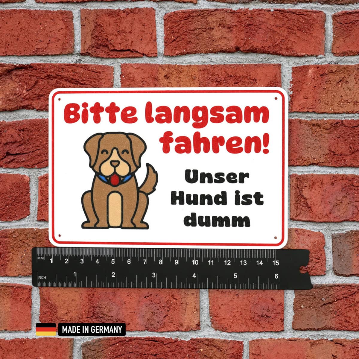 schild: bitte langsam fahren unser hund ist dumm