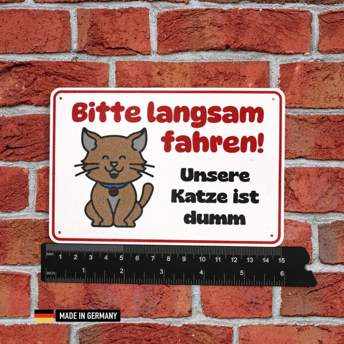schild: bitte langsam fahren unsere katze ist dumm
