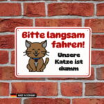 schild: bitte langsam fahren unsere katze ist dumm