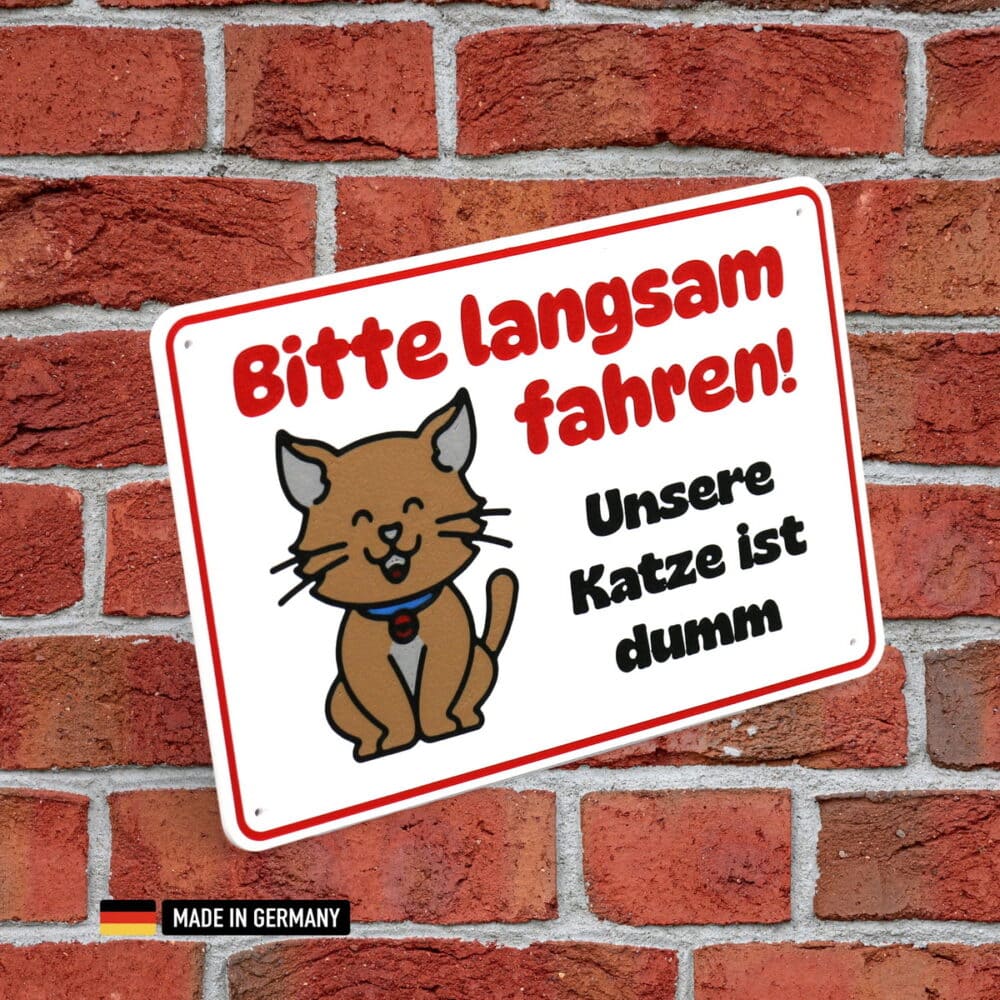 schild: bitte langsam fahren unsere katze ist dumm