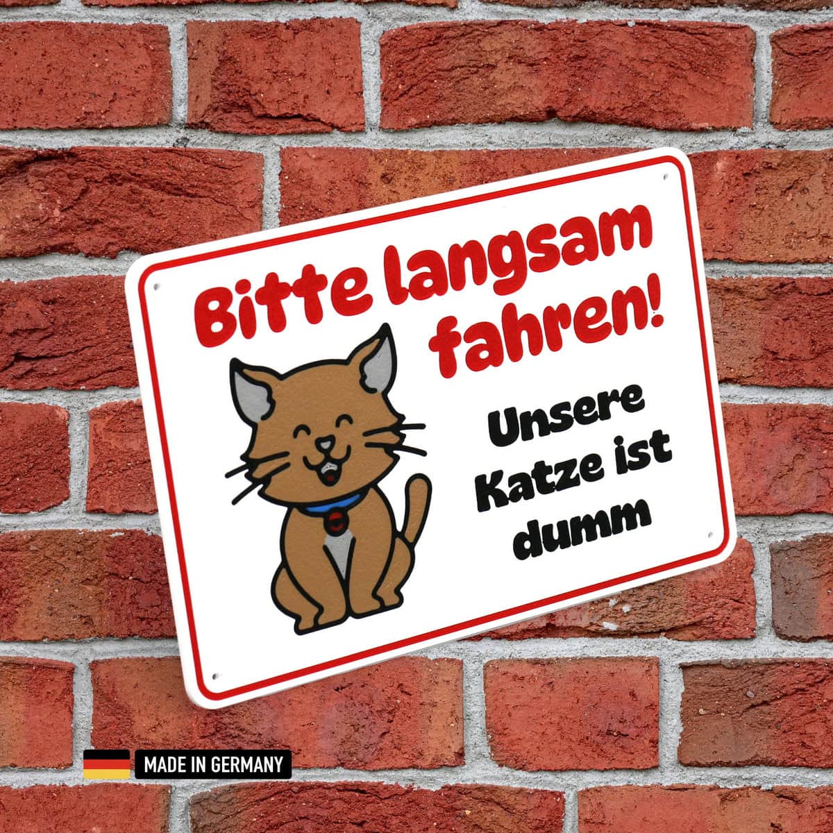 schild: bitte langsam fahren unsere katze ist dumm