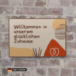 schild: willkommen in unserem glücklichen zuhause