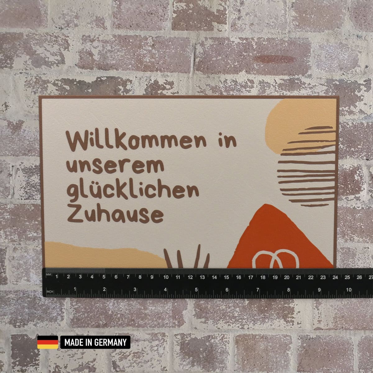 schild: willkommen in unserem glücklichen zuhause
