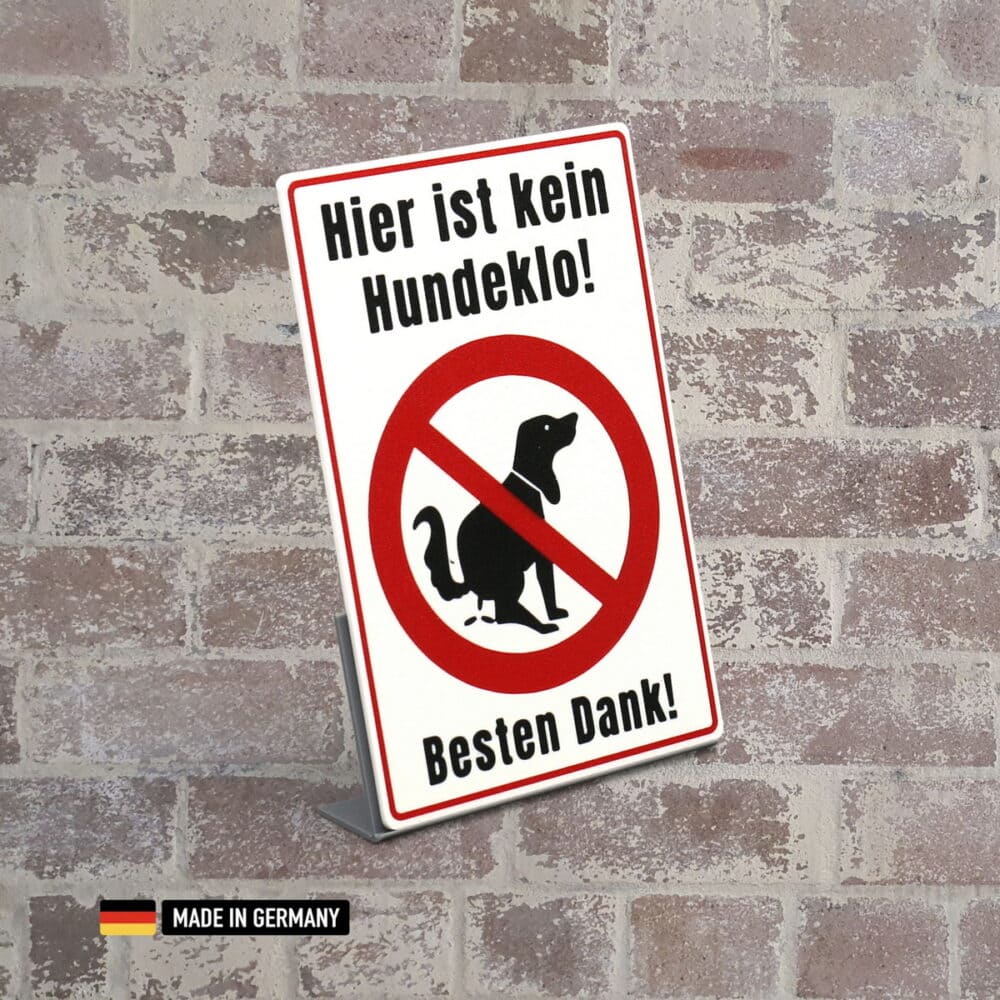 schild: hier ist kein hundeklo! schild für "unaufmerksame" menschen mit kack hunden