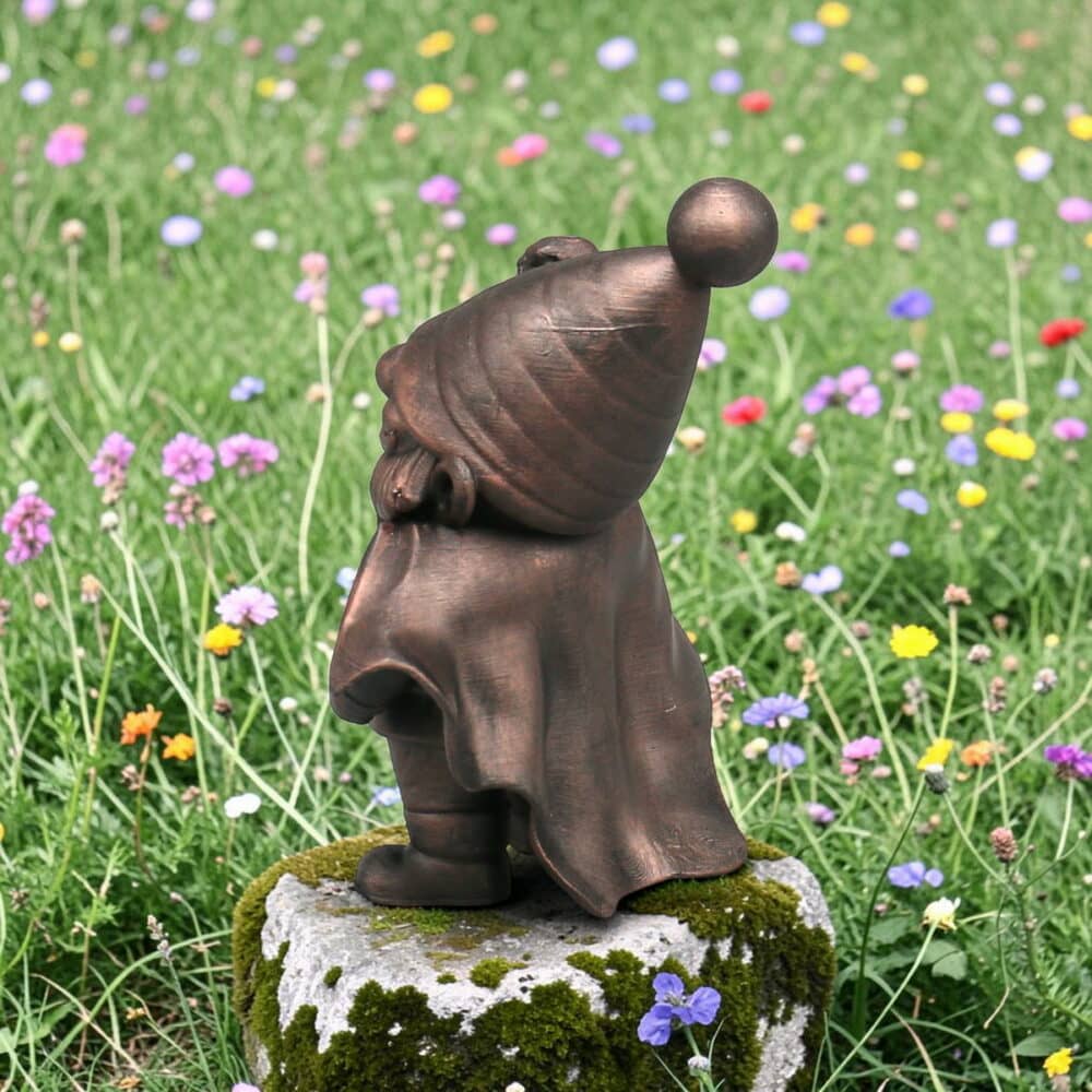 der superheld gnom mit den superkräften – dekofigur für garten, beet und fensterbank