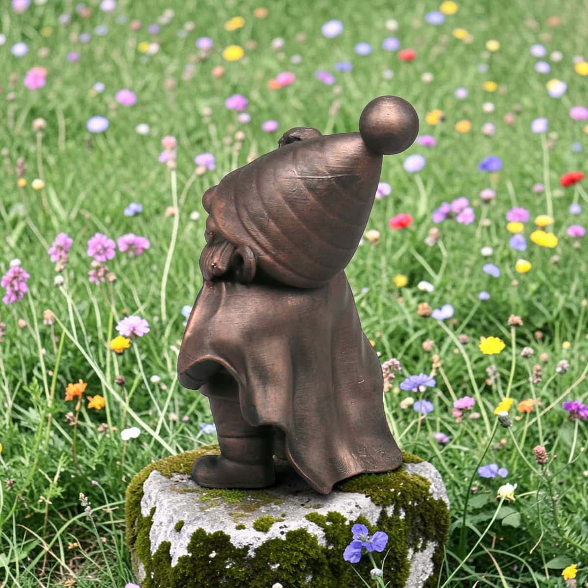 der superheld gnom mit den superkräften – dekofigur für garten, beet und fensterbank