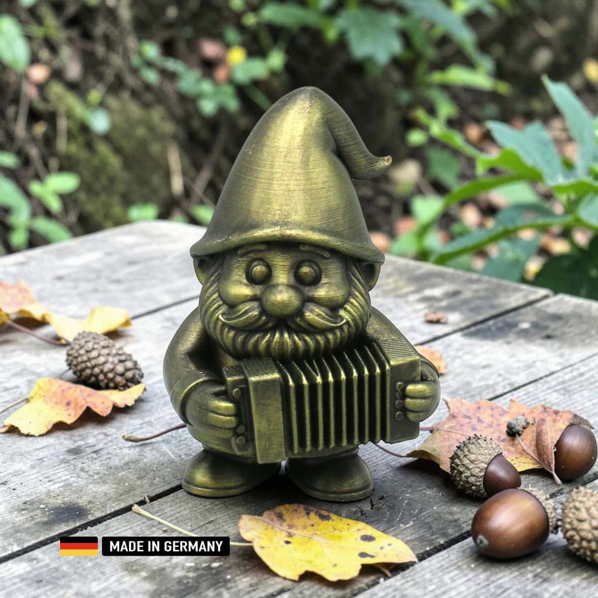 musiker gnom mit akkordeon – dekofigur für garten, beet und fensterbank