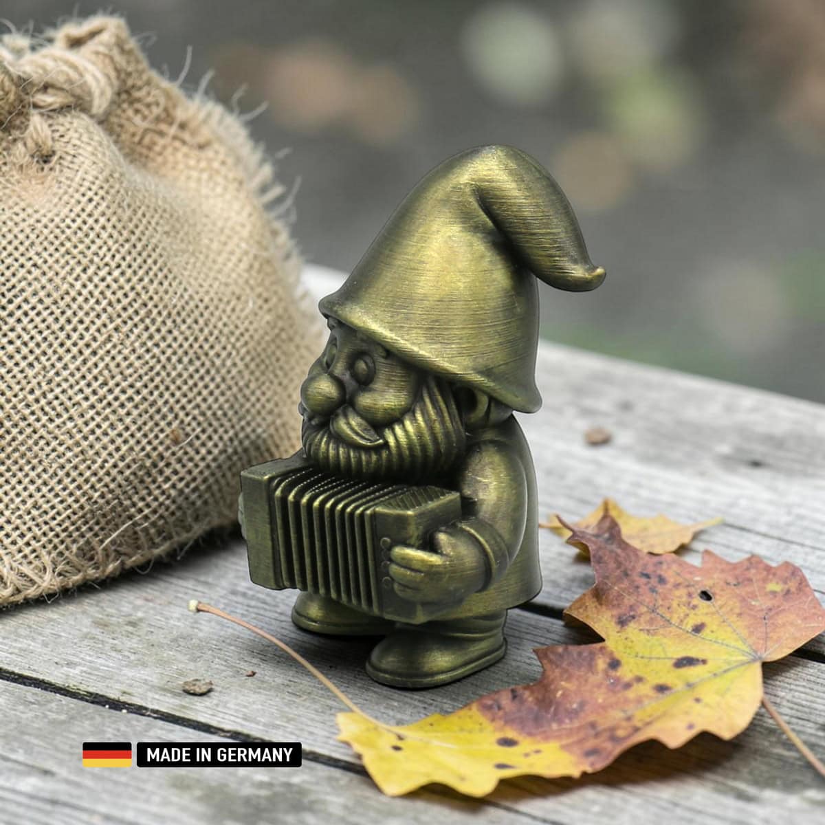 musiker gnom mit akkordeon – dekofigur für garten, beet und fensterbank