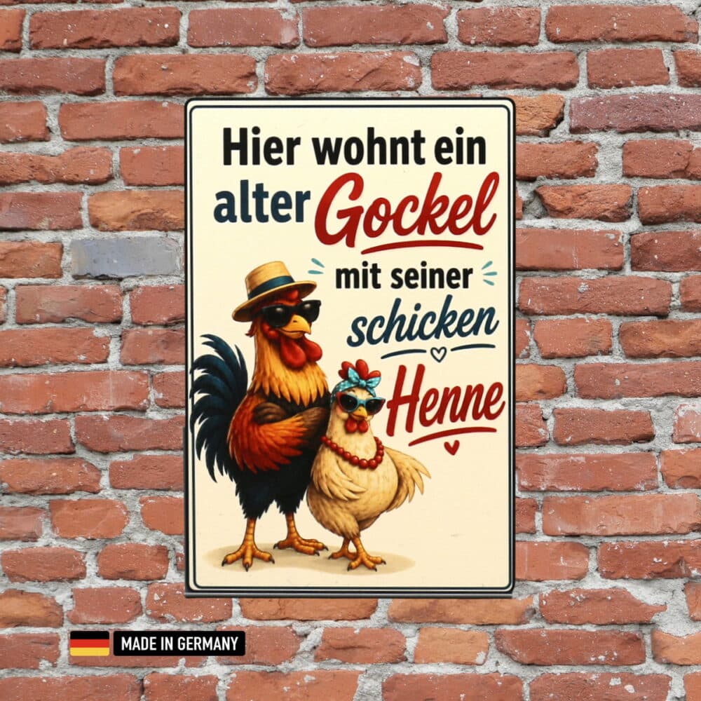 lustiges schild "hier wohnt ein alter gockel mit seiner schicken henne" / fun schilder