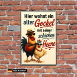 lustiges schild "hier wohnt ein alter gockel mit seiner schicken henne" / fun schilder