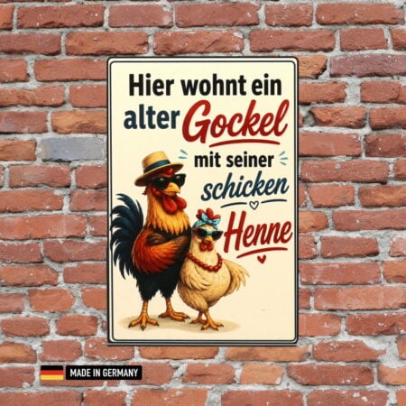 lustiges schild "hier wohnt ein alter gockel mit seiner schicken henne" / fun schilder