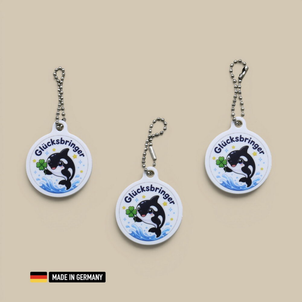 orca baby glücksbringer schlüsselanhänger mit glücks kleeblatt schwertwal