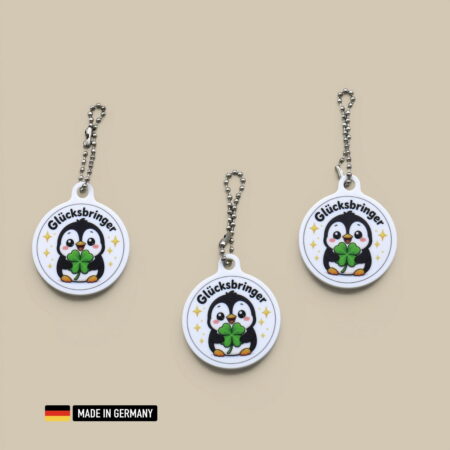 pinguin baby glücksbringer schlüsselanhänger mit glücks kleeblatt polartier