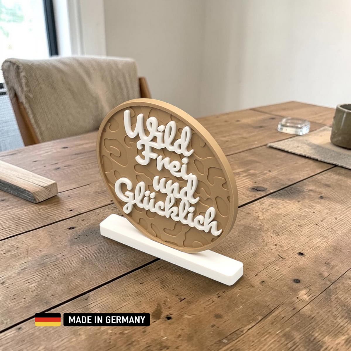 wild, frei & glücklich stehkarte – dekoratives schriftzugschild zum aufstellen