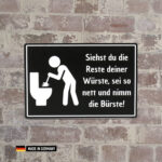 schild: siehst du die reste deiner würste, sei so nett und nimm die bürste!
