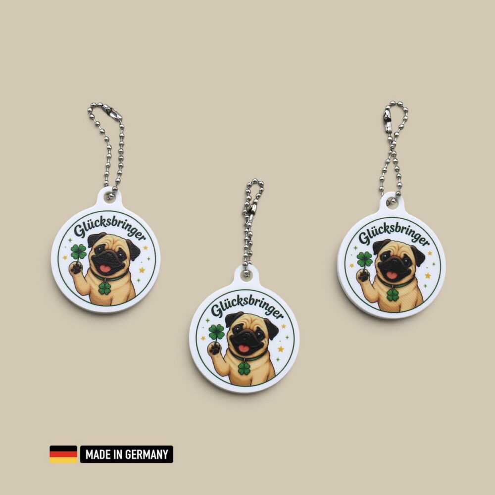 mops welpe glücksbringer schlüsselanhänger mit glücks kleeblatt